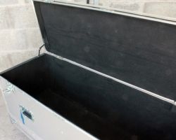 Intérieur mousse haute densité 5 mm + compas ouverture Intérieur mousse haute densité 5 mm + compas ouverture