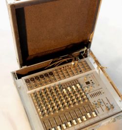 Le capot est aussi sur charnières dégondables qui permettent son retrait pour une prestation avec une bonne visibilité. Le capot est aussi sur charnières dégondables qui permettent son retrait pour une prestation avec une bonne visibilité.