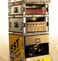 Flightcase empilage par platine de gerbage qui permet l'ouverture frontale des capots Flightcase empilage par platine de gerbage qui permet l'ouverture frontale des capots